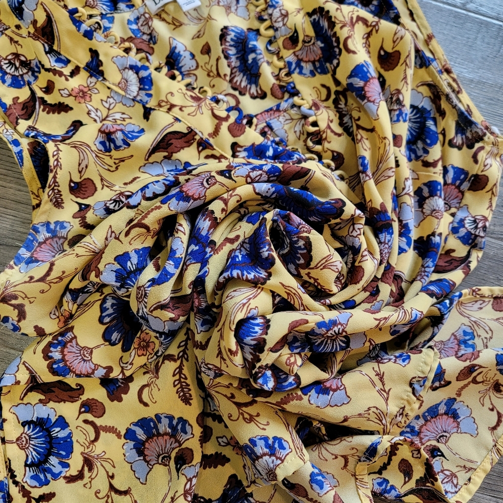 DR2 Sleeveless blouse, floral pattern and eyelet detail v neck - S